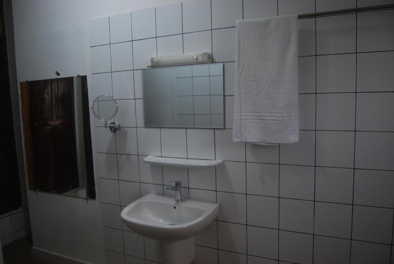 KARLS guesthouse Cotonou Exteriör bild