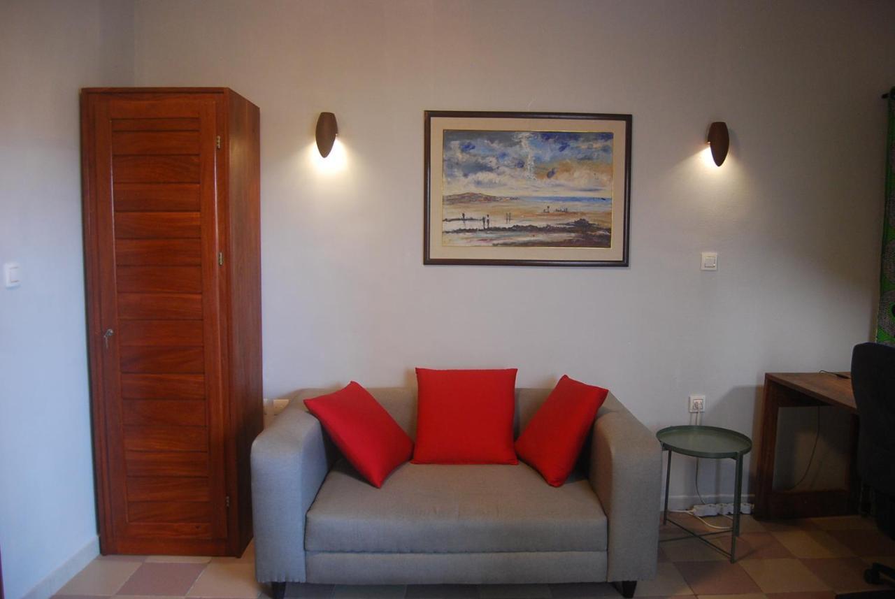 KARLS guesthouse Cotonou Exteriör bild