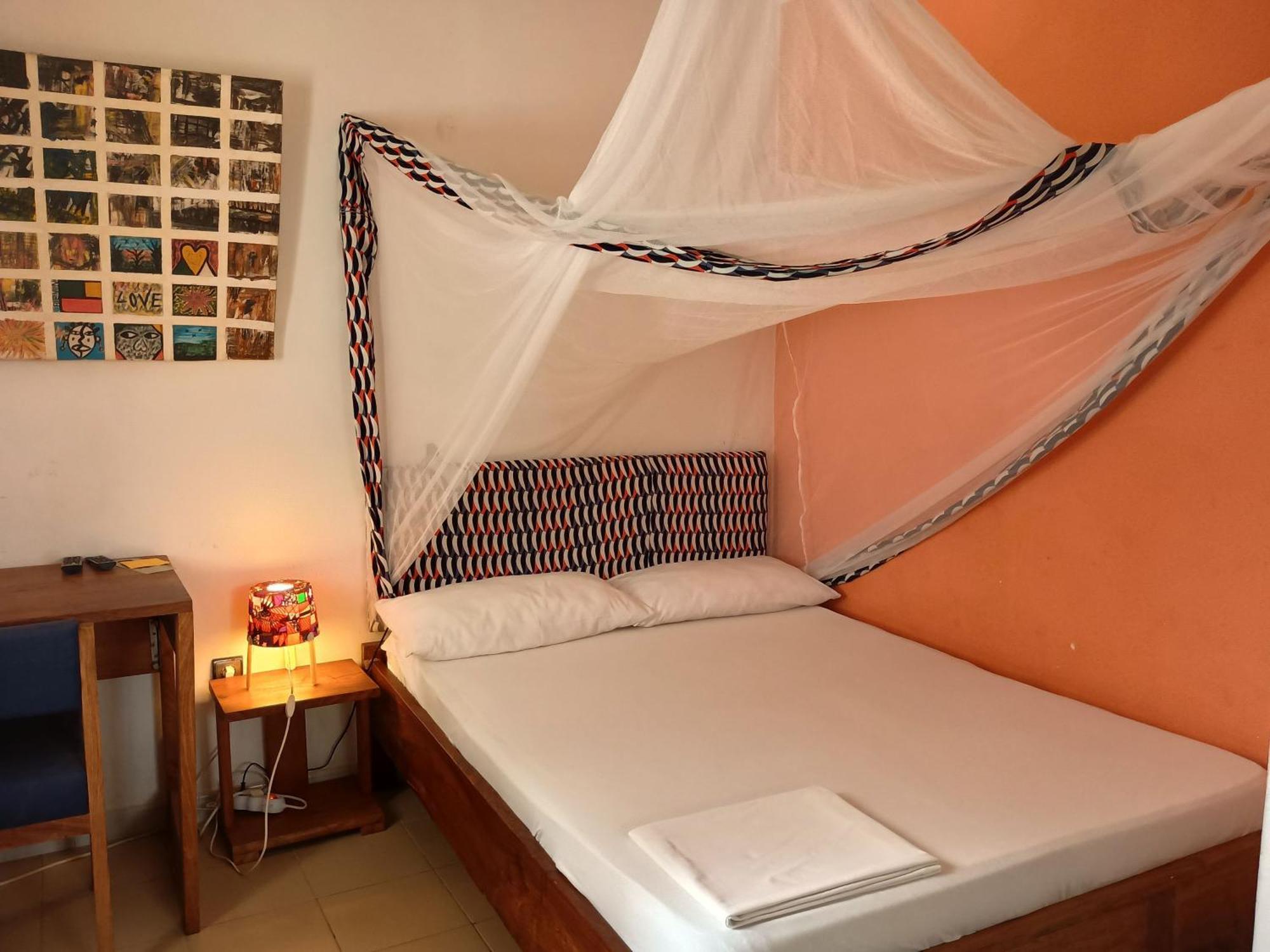 KARLS guesthouse Cotonou Exteriör bild