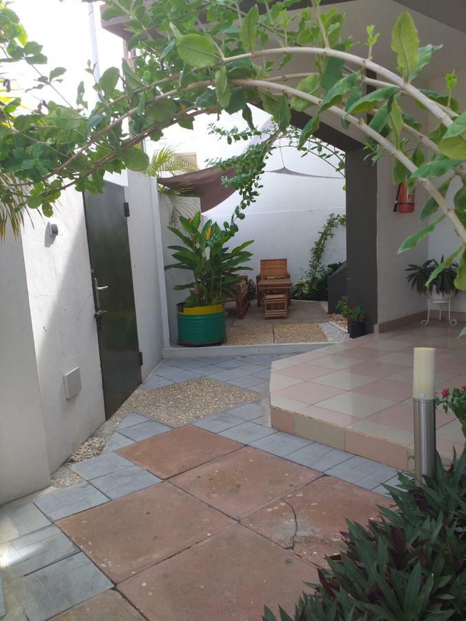 KARLS guesthouse Cotonou Exteriör bild