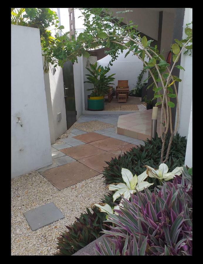 KARLS guesthouse Cotonou Exteriör bild