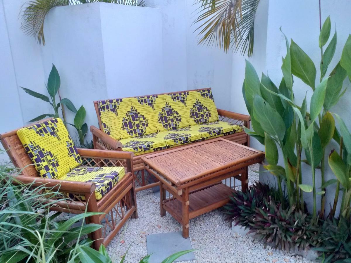 KARLS guesthouse Cotonou Exteriör bild